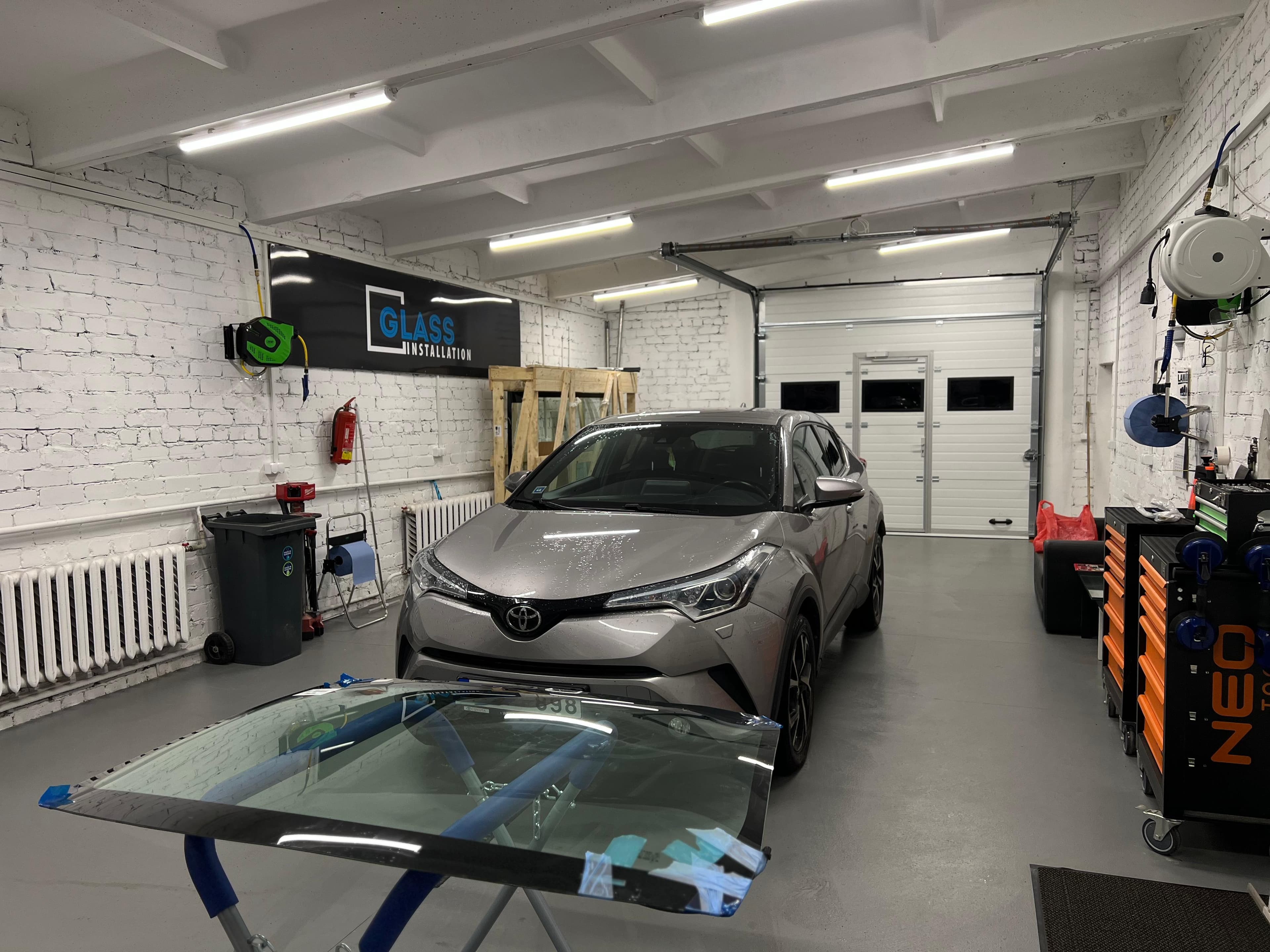 Auto stikla remonta process servisa garāžā