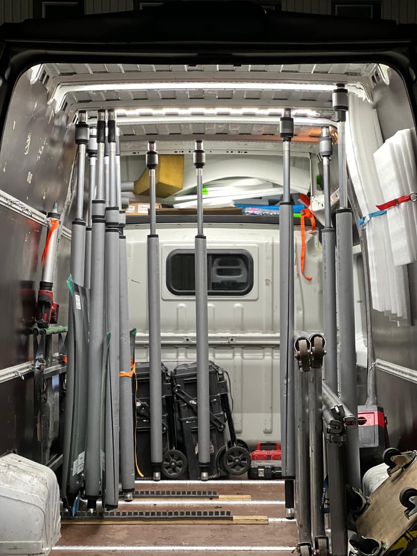 Izbraukuma servisa auto kravas nodalījums ar stiklu nomaiņas un remonta aprīkojumu no aizmugures