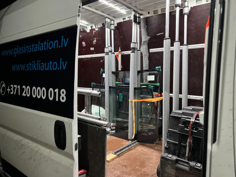 Izbraukuma servisa auto kravas nodalījums ar stiklu nomaiņas un remonta aprīkojumu no sāna