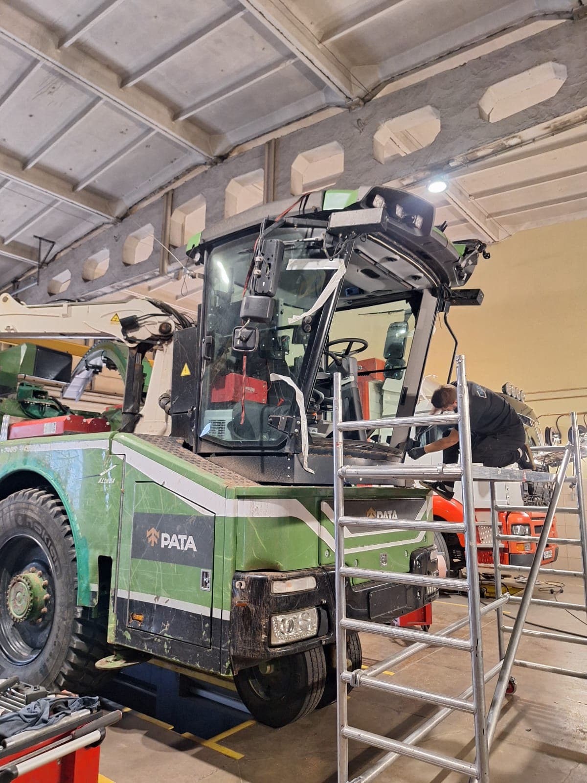 Meža tehnika pēc remonta Glass Installation darbnīcā