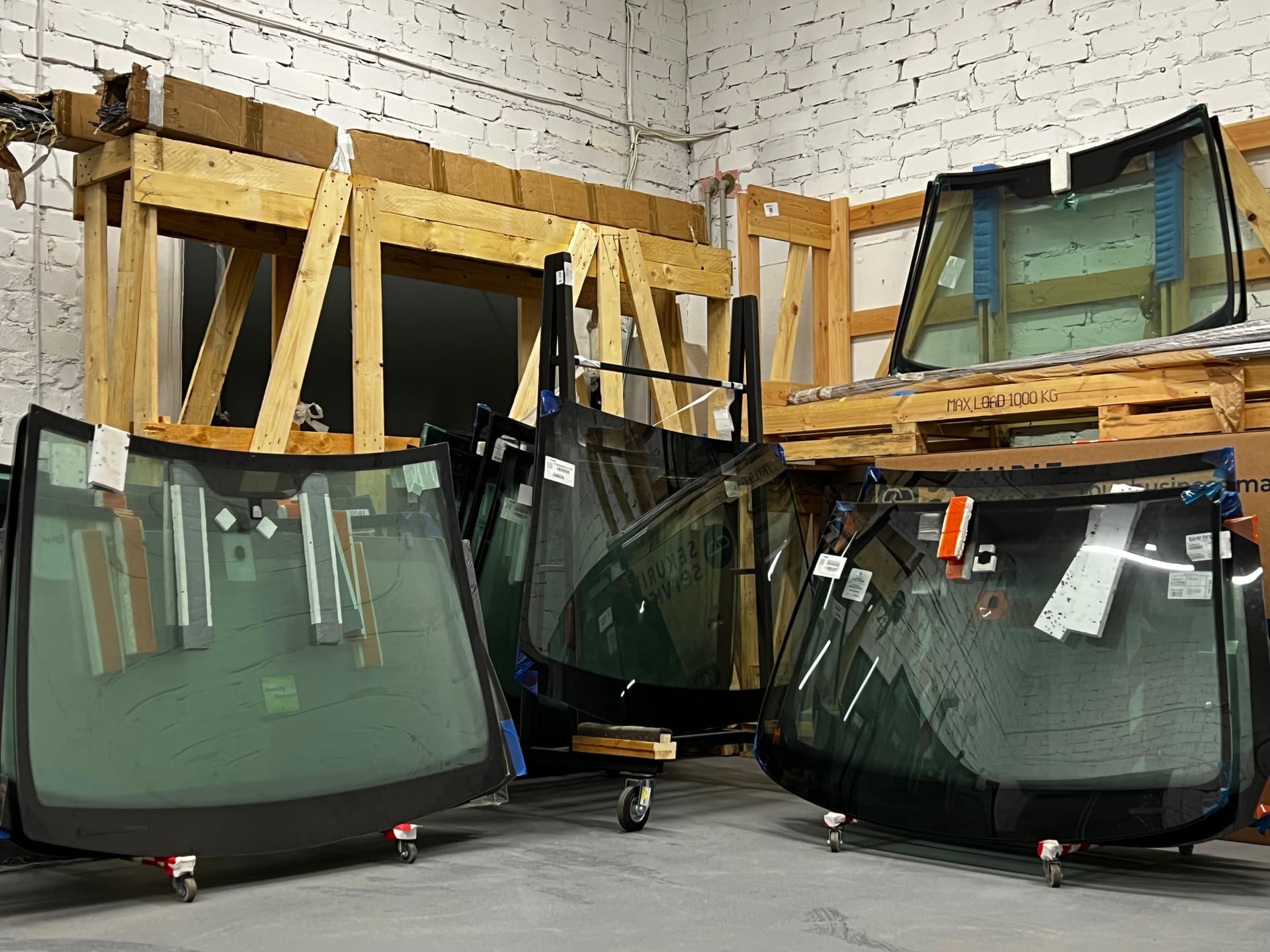 Automašīnu vējstikli Glass Installation noliktavā