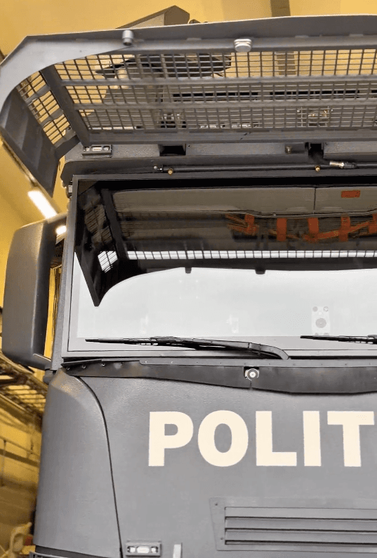 Policijas bruņu transporta bruņu stikla maiņa