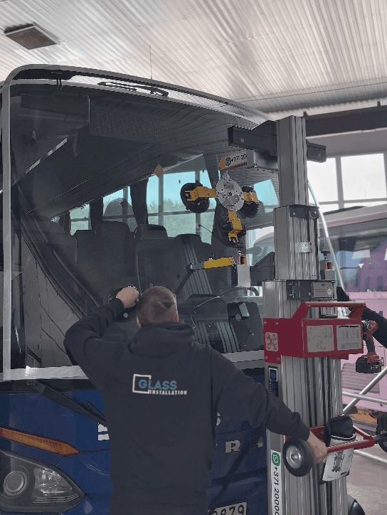 Autobusa priekšējā stikla nomaiņa ar Golia darbarīkiem