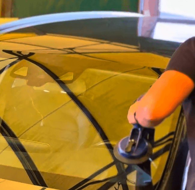 Vieglās automašīnas priekšējā vējstikla nomaiņa